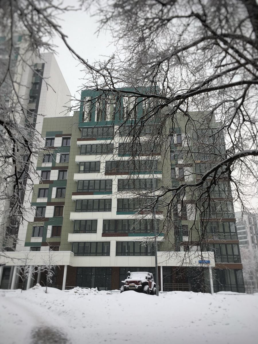 Дом зимой со стороны двора